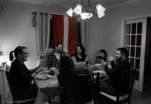 "Baltā galdauta svētku" sajūtu vakariņas ar latviešiem